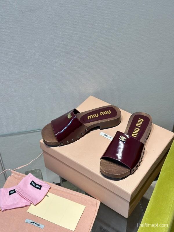 2025 Women Miu Miu Burgundy Patent Leather Slippers KFY00230