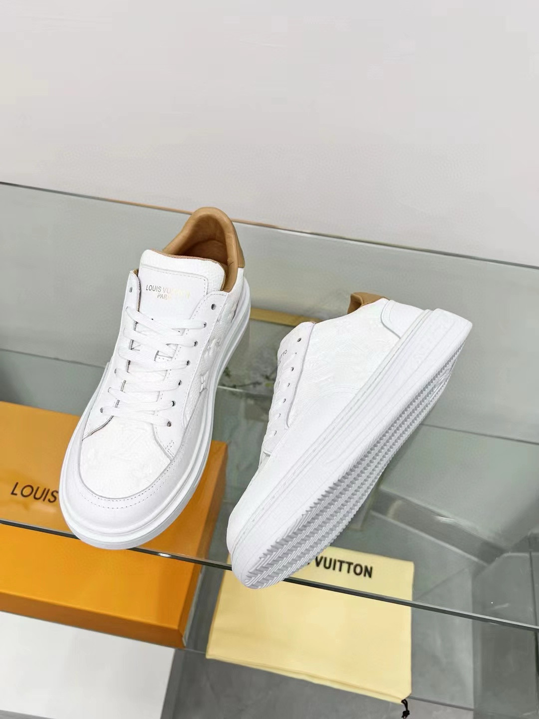 2024 Unisex Louis Vuitton White Beige Leather Sneakers Maxi Damier MJ00330