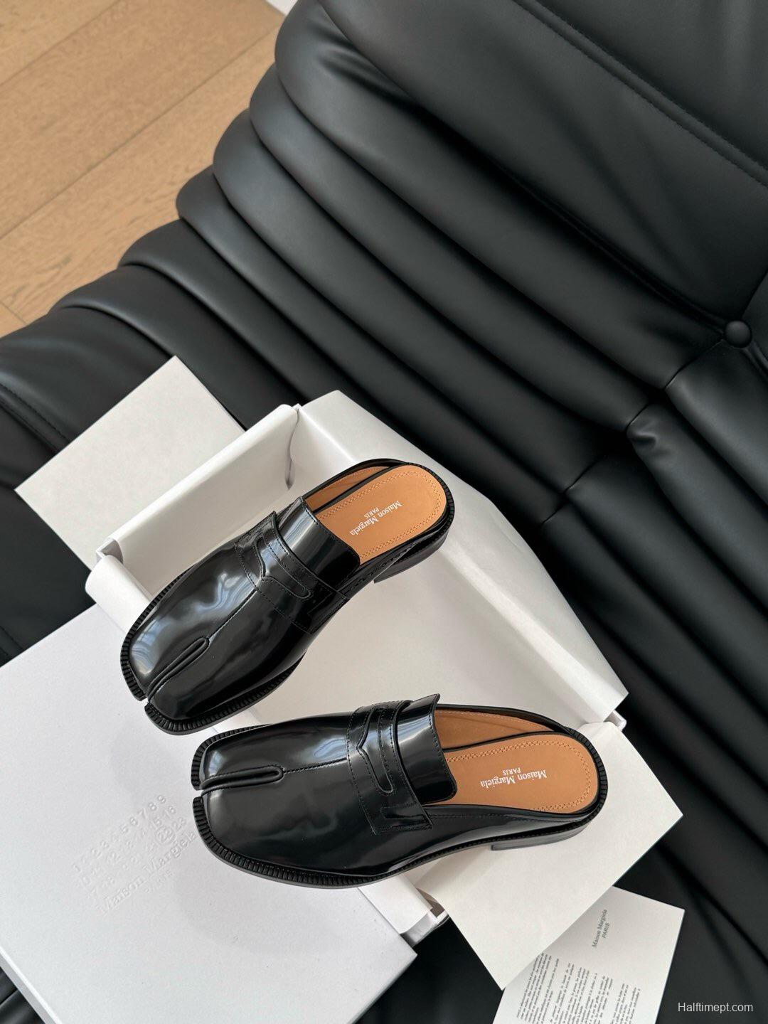2025 Women MM6 Black Leather Tabi Loafers