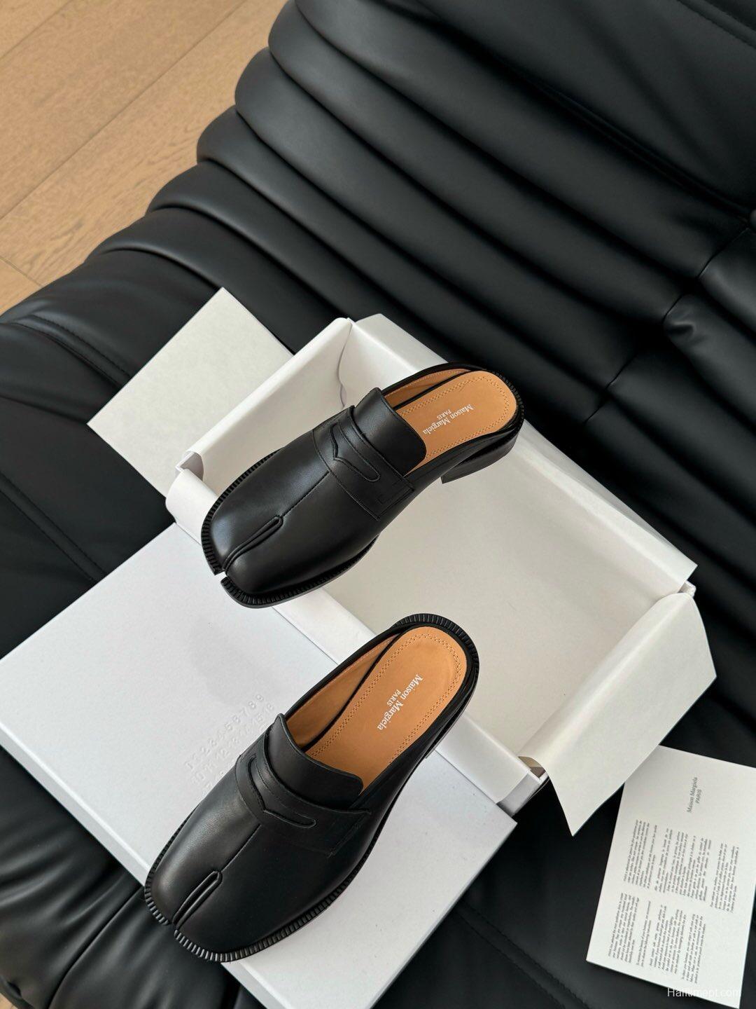 2025 Women MM6 Black Leather Loafers Tabi KFY00340