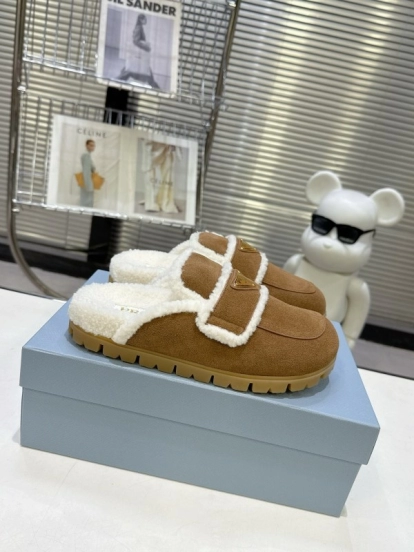 Prada Fall/Winter 2025 New Fur Mule Slippers Triangle Buckle Bread Head Semi-Slippers - KFY00270