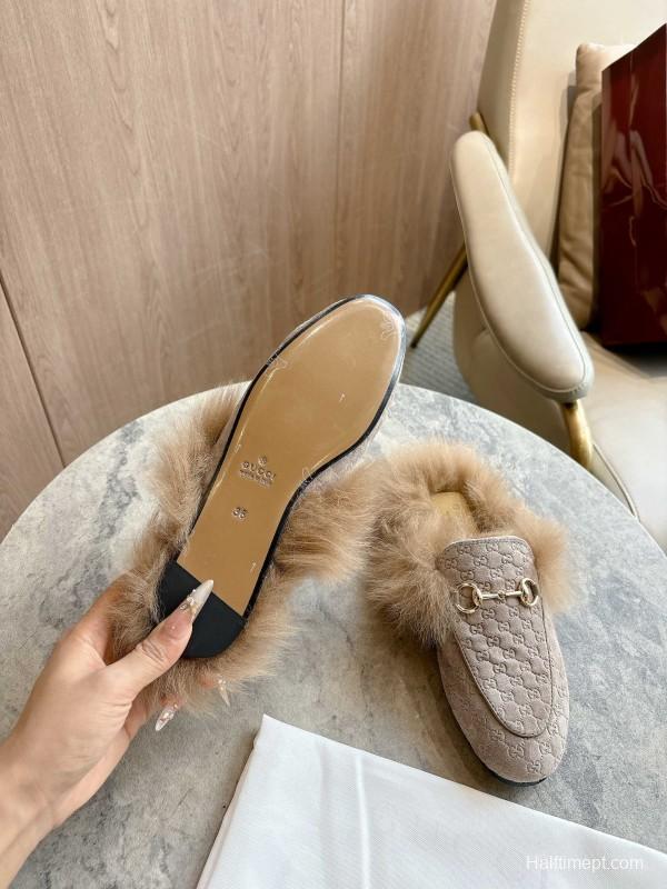 Gucci Women's Fur Mule with Double G Pattern and Horsebit Detail - LY00340