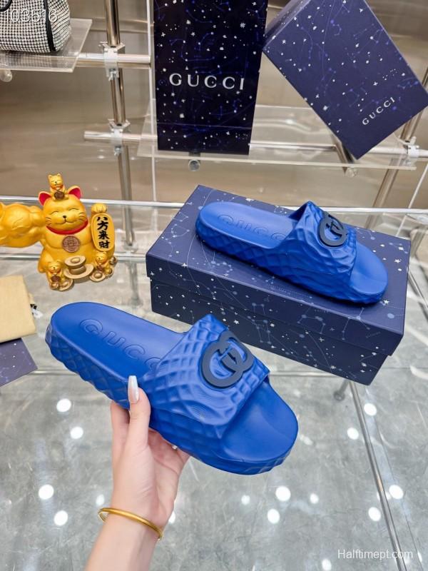 Gucci Lido Interlocking G Men's Sandals with Textured Rubber Sole - AS00170