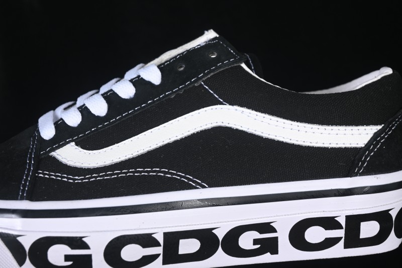 Vans Old Skool Low Top Skateboarding Shoes with Classic Side Stripe - VN000SHEPU7