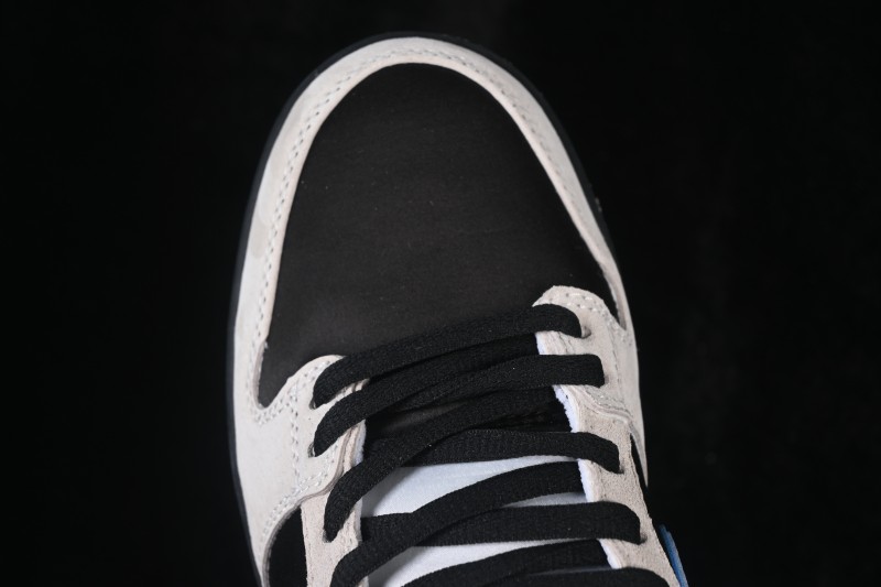 Nike SB Dunk Low Skateboarding Shoes with Cushioned Collar - FZ5645-100