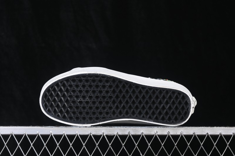 Vans Sk8-Low Casual Skateboarding Shoes with Detachable Badge Embellishments - VN0A4UUK6BT